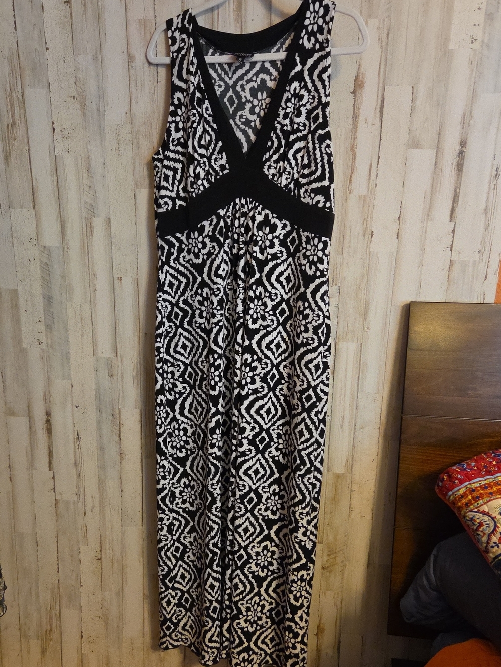 Enfocus Studio Black and White Geometric V-Neck Maxi Dress